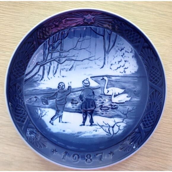 PLATE-ROYAL COPENHAGEN-BLUE CHRISTMAS COLLECTION-WINTERBIRDS-1987 - Picture 1 of 7